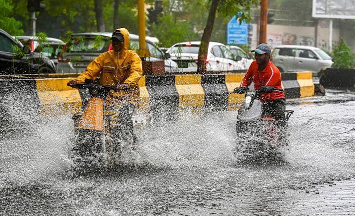 दिल्ली NCR मे झमाझम बारिश मौसम हुआ सुहाना कई इलाकों मे जलभराओ चारो तरफ जाम की स्थिति बना हुआ ?