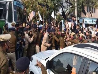 हरियाणा का मुख्यमंत्री नायब सिंह सैनी को काला झंडा दिखाने के मामले में SHO समेत 10 पुलिस वाले को सस्पेंड किया गया 8 कांग्रेस कार्यकर्ता को गिरफ्तार किया ?